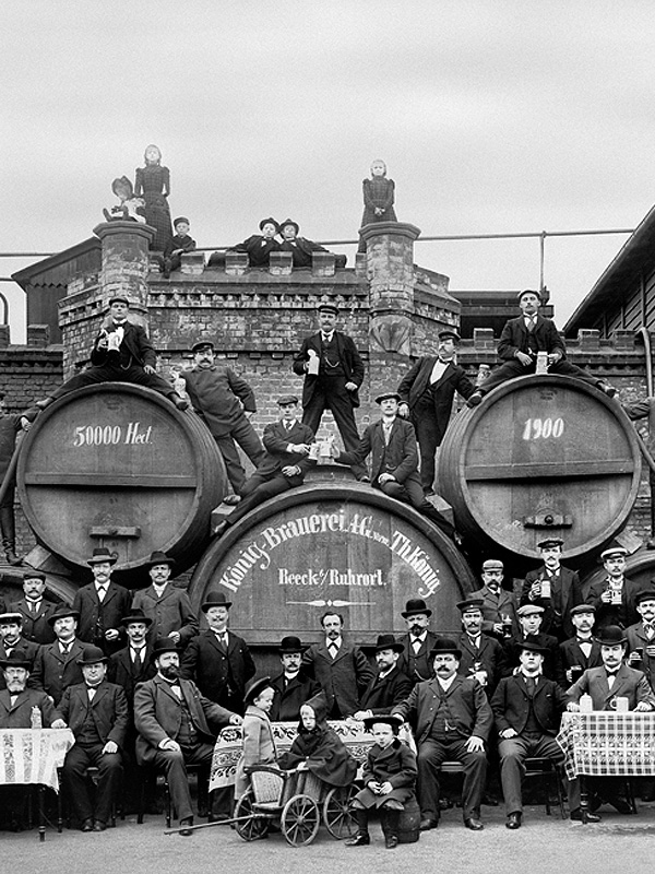 Belegschaft von König im Jahr 1900 Die Belegschaft von König feiert im Jahr 1900 50000 Hektoliter Jahressausstoß Bier.