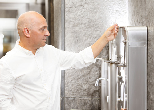 Der Brauprozess in der König-Brauerei beginnt mit dem Maischen.